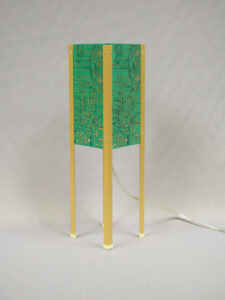 Lampe verte et dorée éteinte et réalisée avec des circuits imprimés. Piètement laitonné 4 pieds