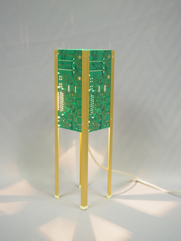 Lampe verte et dorée allumée et réalisée avec des circuits imprimés. Piètement laitonné 4 pieds avec ses reflets