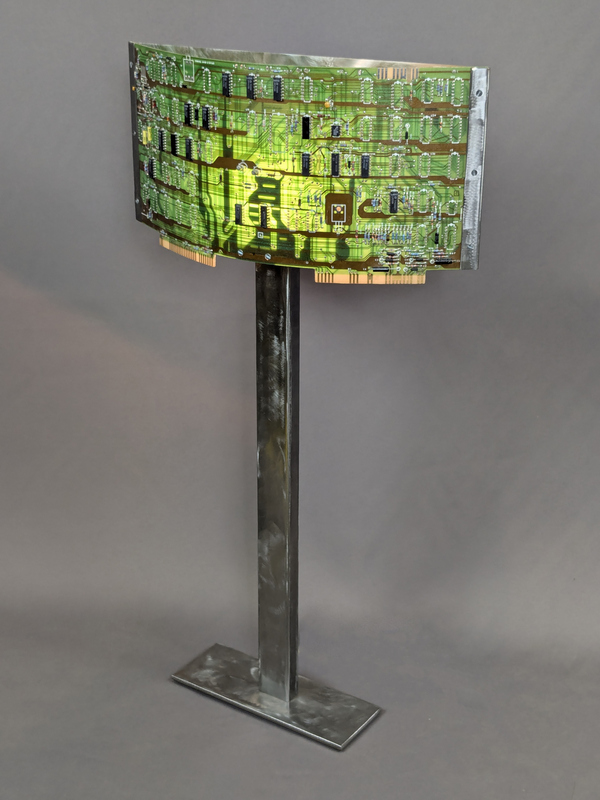 lampe sur pied en cartes électroniques et acier brossé